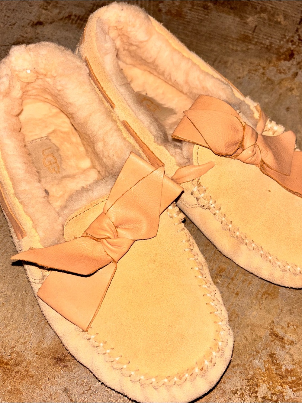 Ugg Dakota leather bow light tan suede bedroom moccasin shoes size 7